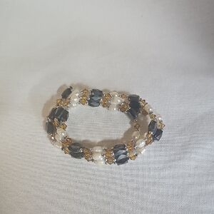 Elegant Pearl and Black Beaded Bracelet